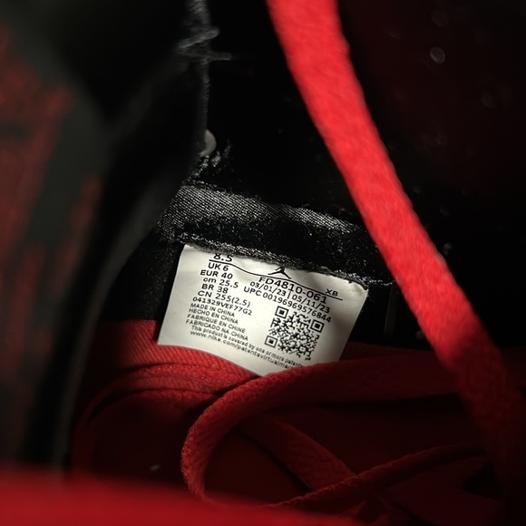 Jordan 1 Retro Hi OG ‘Satin Bred’ 2023 - Picture 6 of 7